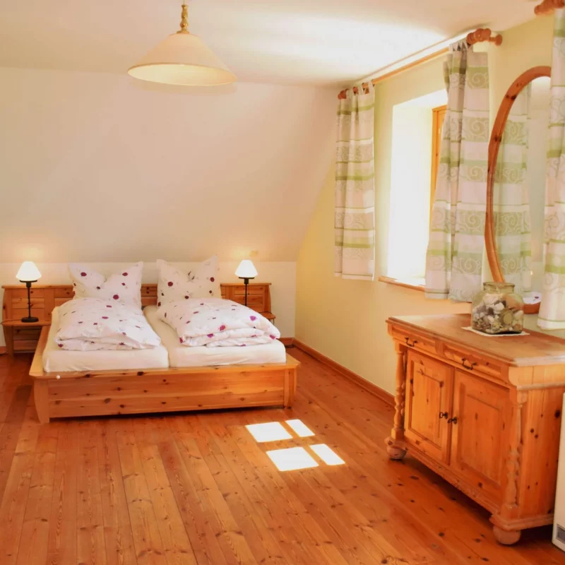 Ferienwohnung 1 großes Schlafzimmer mit einem schönen Doppelbett Ferienwohnung 1 großes Schlafzimmer mit einem schönen Doppelbett